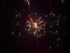 Große Berufs-70 Schuss-Hochzeitstorte-Feuerwerks-Anzeige für neues Jahr