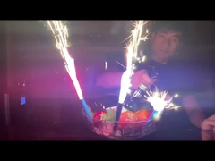 Alles- Gute zum Geburtstagkuchen der Mandarinen-30s leuchtet Feuerwerke für Kinderkinderpartei durch