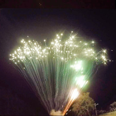 Zeigen Sie professionelle große Pyrotechnik an, die 49 Schüsse Feuerwerks-Grüße zusammenbacken