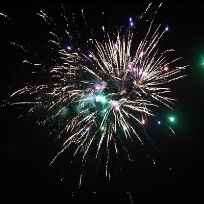 100 Schüsse Kuchenfeuerwerk Art und Weihnachtszeit Große Kuchenfeuerwerk Pyrotechnik zum Großhandel