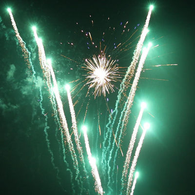 Chinesische Pyrotechnik Kombination 168 Schüsse Kuchen Feuerwerkskörper Feuerwerk im Freien
