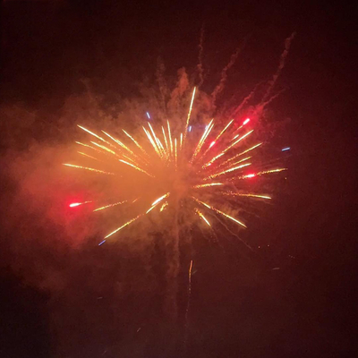 Chinesische Feuerwerkskörper mit günstigem Preis aus Liuyang, 0,8 Zoll, 100 Schuss, 1,4G, für Verbraucher, Hochzeitsfeier, Kuchenfeuerwerk, Batterie von Schussröhren